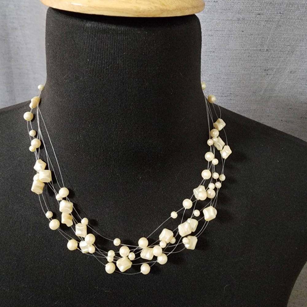 "Floating" pearl necklace of white freshwater pearls - Picture 2 of 3